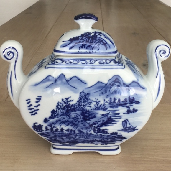 Blue and White Pot Jar with Handles and Lid Asian Scenery - Picture 1 of 10